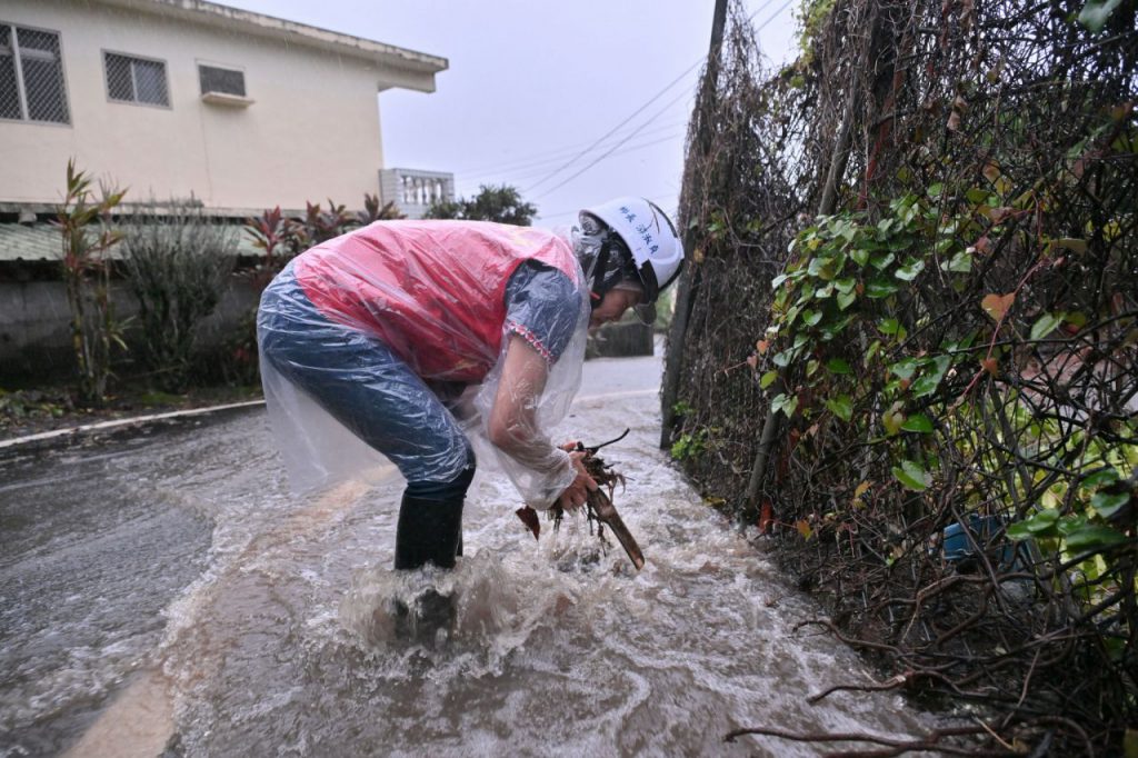 游淑貞冒雨逐戶撤離   守護鄉親安全　45戶86人完成安置插图3